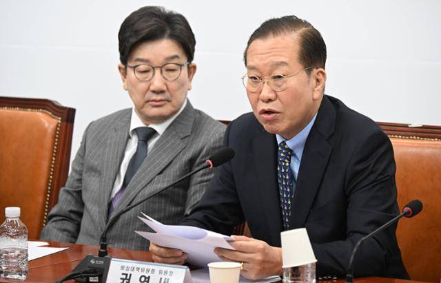 권영세 국민의힘 비상대책위원장이 17일 국회에서 열린 비상대책위원회의에서 발언하고 있다. 고영권 기자