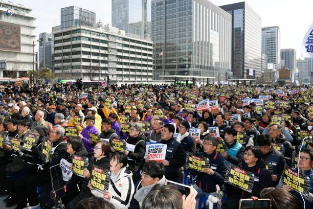 윤석열즉각퇴진·사회대개혁 비상행동이 17일 서울 종로구 광화문 광장에서 열린 윤석열 즉각 파면 촉구 각계 긴급시국선언 기자회견에서 구호를 외치고 있다. 남동균 인턴기자