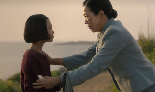 드라마 ‘폭싹 속았수다’속 어린 애순(왼)과 엄마 광례(오)의 모습​/사진=넷플릭스 ‘폭삭 속았수다’ 캡처