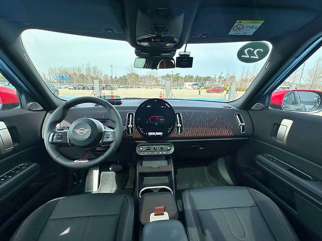 더 뉴 올-일렉트릭 MINI 에이스맨 실내 / 출처=IT동아