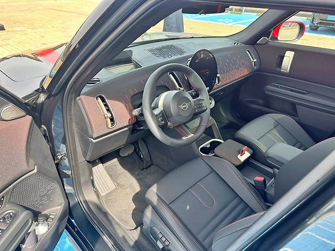 더 뉴 올-일렉트릭 MINI 컨트리맨 SE ALL4 JCW 실내 / 출처=IT동아