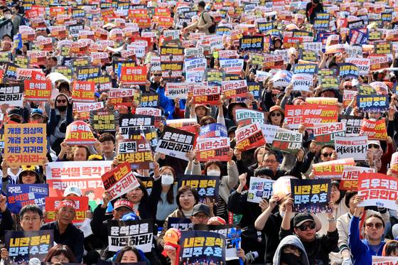지난 15일 서울 광화문 동십자각 앞에서 윤석열 대통령 탄핵에 찬성하는 '야5당 공동비상시국 범국민대회'가 진행되고 있다. 장진영 기자