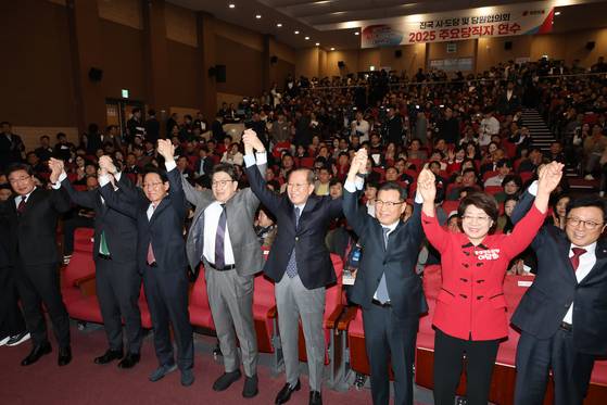 권영세 국민의힘 비상대책위원장과 권성동 원내대표 등이 17일 오후 서울 여의도 국회 의원회관에서 열린 전국 시·도당 및 당원협의회 2025주요당직자 연수에서 손을 맞잡아 들어보이며 기념촬영을 하고 있다. 뉴스1