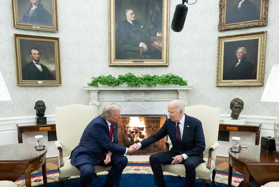 2024년 11월 13일(현지시간) 미국 워싱턴 DC 백악관 집무실에서 조 바이든 당시 미국 대통령이 도널드 트럼프 미국 대통령 당선인과 악수하고 있다. EPA=연합뉴스