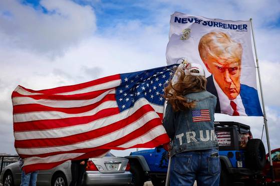 지난 14일 트럼프 미국 대통령 당선인의 플로리다 별장 근처에 있는 그의 지지자들. [AFP=연합뉴스]
