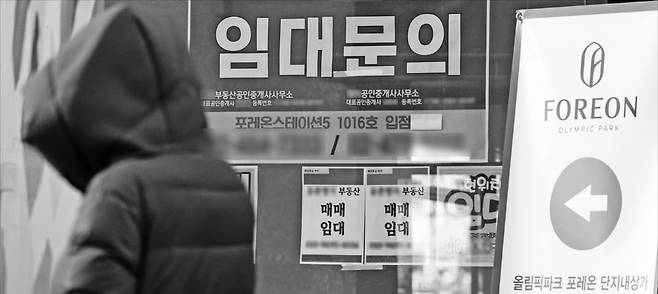 지난달 서울 둔촌동 올림픽파크포레온 상가 중 하나인 포레온스테이션5에 임대 현수막이 붙어 있다. 아파트 1만2032가구 가운데 63%가 입주했지만 이 상가 1층의 60% 정도는 공실로 남아 있다. 뉴스1