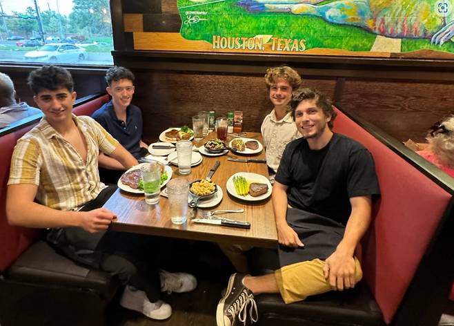 칼 AI의 잭 야데가리 최고경영자(CEO·왼쪽부터), 헨리 랭맥 최고기술책임자(CTO), 블레이크 앤더슨 공동 창립자, 제이크 카스티요 최고운영책임자(COO). 사진=테크크런치 홈페이지 갈무리