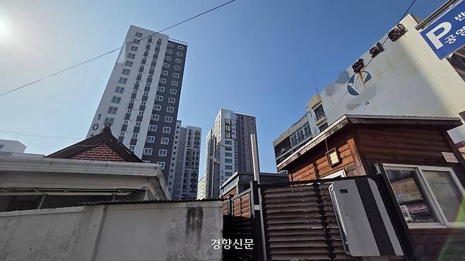 대구 동구의 한 아파트에 할인분양을 안내하는 현수막이 걸려 있다. 최미랑 기자