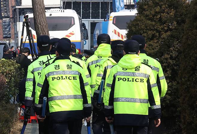 Mobile police officers move toward the presidential residence in Hannam-dong, Yongsan-gu, in central Seoul on March 9, the day after Yoon was released from detention. (Yonhap)