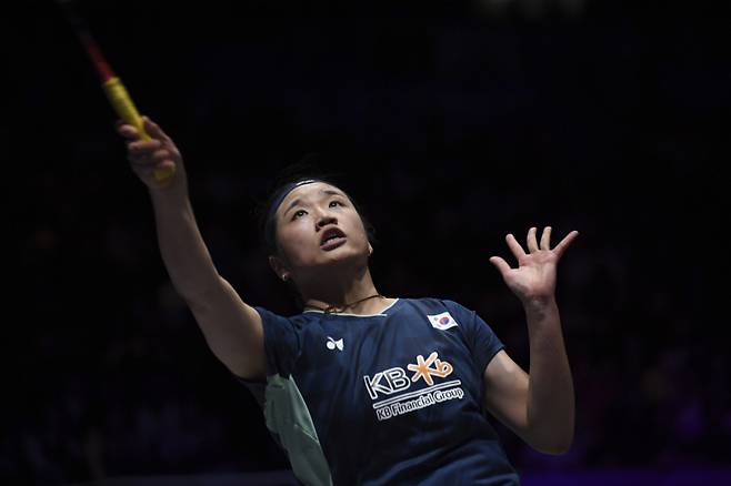 안세영이 17일 영국 버밍엄에서 열린 ‘세계배드민턴연맹(BWF) 월드투어 슈퍼 1000 전영오픈’ 여자 단식 결승전을 뛰고 있다. AP연합