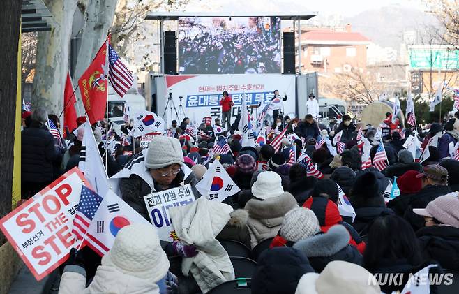 지난 1월23일 서울 종로구 헌법재판소 인근에서 윤석열 대통령 지지자들이 탄핵 반대 집회가 열리고 있다. 사진공동취재단