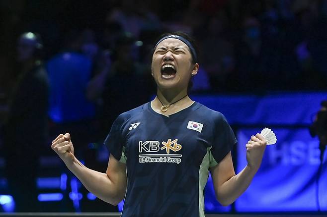 안세영이 17일(한국시간) 영국 버밍엄에서 열린 세계배드민턴연맹(BWF) 월드투어 전영오픈 여자단식 결승에서 우승을 확정한 뒤 포효하고 있다. 안세영은 2년 만에 대회 정상을 탈환했다. 신화연합뉴스