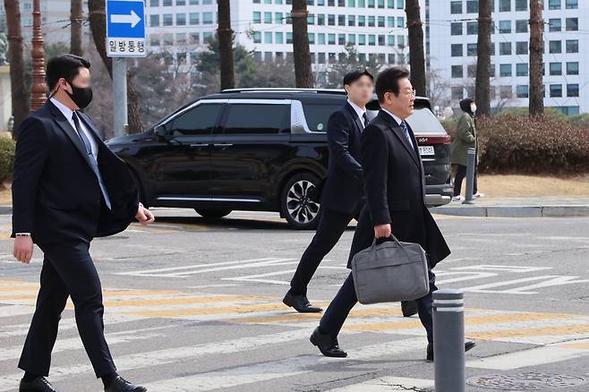 최근 신변 위협 우려가 제기된 더불어민주당 이재명 대표가 17일 경호원들의 보호를 받으며 서울 여의도 국회 경내를 걷고 있다. 연합뉴스