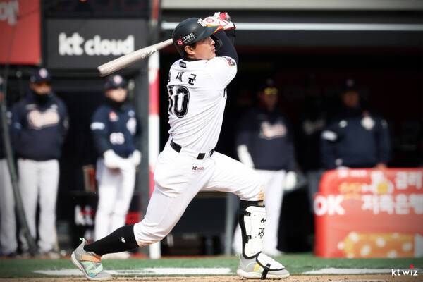17일 수원 KT위즈파크에서 열린 ‘2025 신한 SOL Bank KBO리그’ 두산과 시범경기에서 1회말 KT 위즈 황재균이 적시타를 치고 있다. KT 위즈 제공