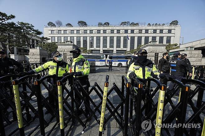 지난 11일 서울 종로구 헌법재판소 앞에서 경찰들이 삼엄한 경비를 하고 있다. / 사진 = 연합뉴스