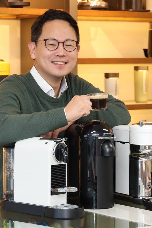 박성용 네스프레소 한국 지사장이 네스프레소 커피를 들고 포즈를 취하고 있다. [이충우 기자]