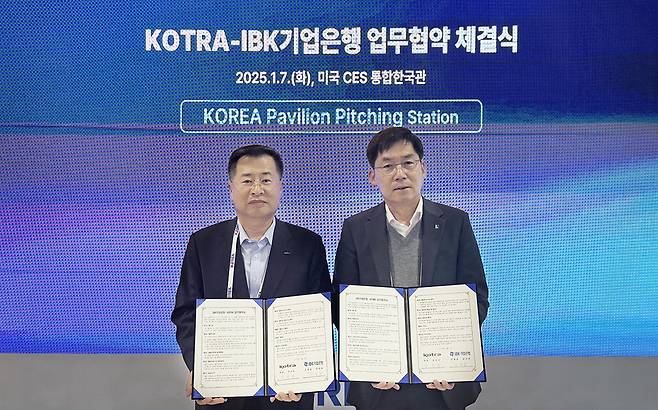 지난 1월 7일 미국 라스베이거스 CES 통합한국관에서 열린 업무협약식에서 김형일 IBK기업은행 전무이사(오른쪽)와 강경성 KOTRA 사장(왼쪽)이 기념촬영을 하고 있다.