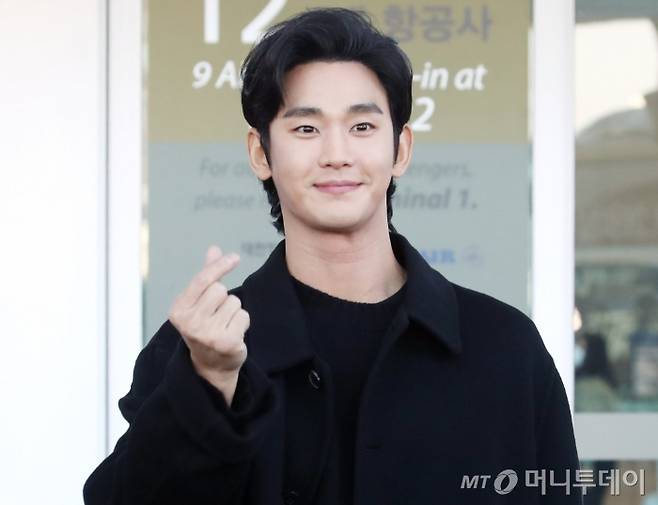 배우 김수현이 이탈리아 밀라노에서 진행되는 ‘PRADA FW25 UOMO FASHION SHOW’ 참석 차 지난 1월17일 오전 인천국제공항을 통해 출국하고 있다. 2025.01.17 /사진=임성균 tjdrbs23@