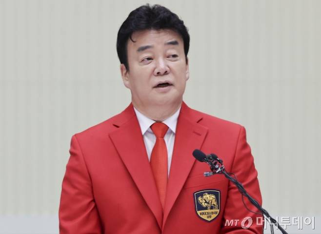 충남 홍성군 지역축제에서 농약살포기로 소스를 뿌려 논란이 된 백종원 더본코리아 대표가 식품위생법 위반으로 신고를 당했다. /사진=뉴시스