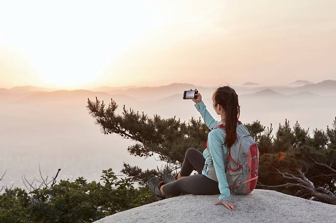 등산을 하던 여성이 절벽아래도 추락하는 사고가 발생했다. 사진은 기사내용과 무관함. /사진=이미지투데이