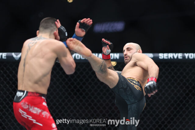 지난해 2월 UFC 298에서 열린 토푸리아(왼쪽)와 대결에서 헤드킥을 날리는 볼카노프스키. /게티이미지코리아