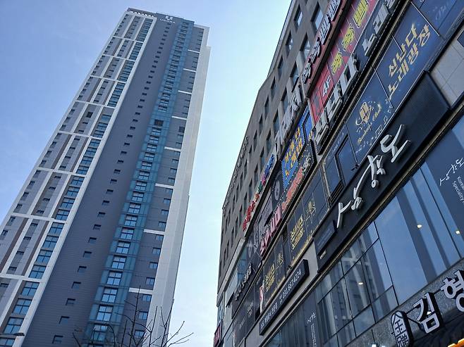 평택 고덕신도시의 한 상가 모습.  김희량 기자