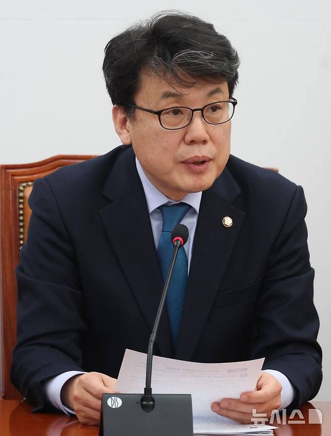 [서울=뉴시스] 조성봉 기자= 진성준 더불어민주당 정책위의장이 지난달 27일 오전 서울 여의도 국회에서 열린 정책조정회의에서 발언을 하고 있다. 2025.02.27. suncho21@newsis.com