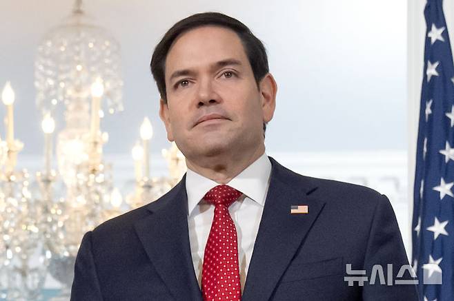 [워싱턴=AP/뉴시스] 마코 루비오 미국 국무장관이 지난 12일(현지 시간) 워싱턴 국무부 청사에서 바드르 압델라티 이집트 외무장관과 사진 촬영하고 있다. 2025.02.17.