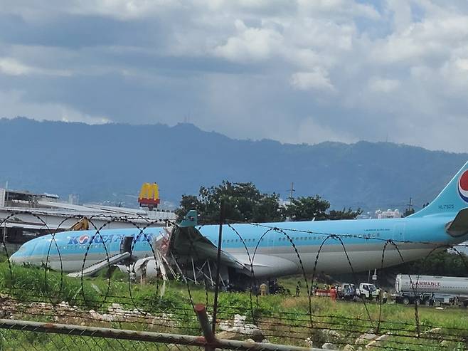 [인천공항 =뉴시스] 김근수 기자 =  현지시간 23일 오후 인천에서 세부로 출발한 대한항공 여객기(KE 631편)가 필리핀 세부공항에서 착륙 후 활주로를 이탈한 사고가 발생했다. 사진은 당시 현장 모습 (사진 = 현장 목격자 박지수씨 제공). 2022.10.25. ks@newsis.com *재판매 및 DB 금지