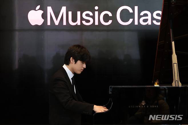 [서울=뉴시스] 박진희 기자 = 피아니스트 임윤찬이 29일 서울 중구 애플 명동에서 열린 클래식 음악 전용 애플리케이션 'Apple Music Classical(애플 뮤직 클래시컬)' 국내 출시 기자간담회에 참석하여 연주를 하고 있다. 2024.01.29. pak7130@newsis.com