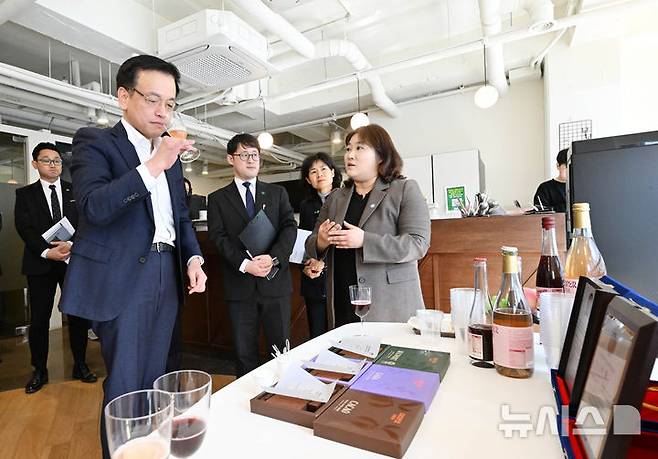 [서울=뉴시스] 조수정 기자 = 최상목 대통령 권한대행 부총리 겸 기획재정부 장관이 17일 오후 서울 나라키움 역삼청년창업허브를 방문, 입주업체 로렌츄컴퍼니 추세은 대표로부터 무알콜 와인 설명을 듣으며 시음을 하고 있다. 이날 방문은 청년 창업공간 제공을 위한 국유재산 운영현황을 점검하고 운영기관 및 청년 창업인들의 애로 및 건의사항을 청취하고자 기획됐다. (사진=기획재정부 제공) 2025.03.17. chocrystal@newsis.com