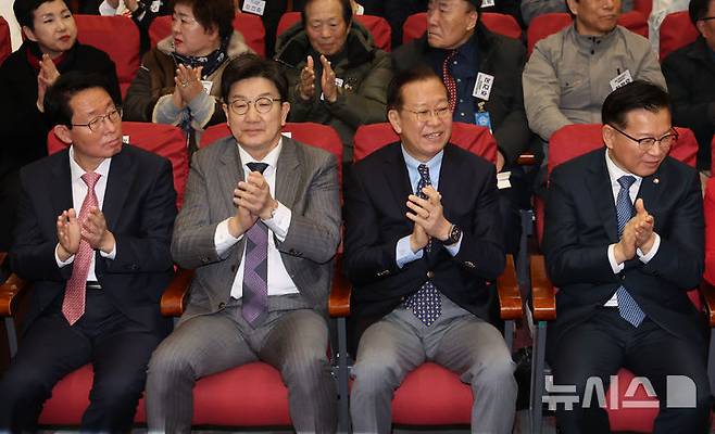 [서울=뉴시스] 권창회 기자 = 권영세 국민의힘 비상대책위원장, 권성동 원내대표를 비롯한 의원들이 17일 오후 서울 여의도 국회 의원회관에서 열린 2025 전국 시·도당 및 당원협의회 주요당직자 연수에서 박수를 치고 있다. 2025.03.17. kch0523@newsis.com