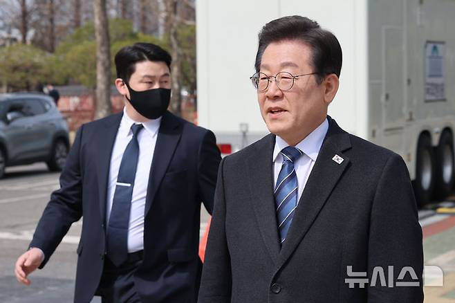 [서울=뉴시스] 권창회 기자 = 암살 위협설이 제기된 이재명 더불어민주당 대표가 17일 서울 여의도 국회에서 최고위원회의와 비상의원총회를 마친 뒤 경호원의 보호를 받으며 이동하고 있다. 2025.03.17. kch0523@newsis.com