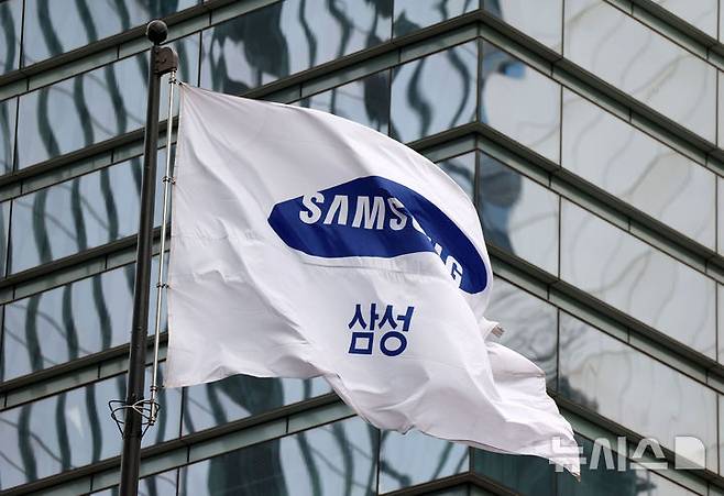 [서울=뉴시스] 김선웅 기자 = 삼성전자가 지난해 4분기(10~12월) 연결 기준 매출 75조7883억원, 영업이익 6조4927억원을 올렸다고 31일 밝혔다. 매출액은 지난해 같은 기간보다 11.82% 상승해 4개 분기 연속 70조원대 매출을 올렸다. 영업이익은 작년 같은 기간보다 129.85% 상승했고 직전 분기보다 29.30% 하락했다. 삼성전자가 지난해 4분기 실적을 발표한 31일 서울 서초구 삼성전자 서초사옥에서 깃발이 휘날리고 있다. 2025.01.31. mangusta@newsis.com