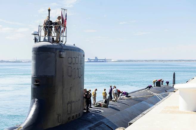 지난달 25일 호주 남서부 퍼스(Perth) 앞바다의 HMAS 스털링 해군 기지에 입항한 미국의 핵추진 잠수함 미네소타(USS Minnesota, SSN-783)의 모습. 미국은 AUKUS를 통한 협력 차원에서 오는 2030년대 초까지 최소 3척의 재래식 무장 핵추진 잠수함을 호주에 판매하기로 했다. 중국은 이에 강력히 반발하고 있다. 미국 인도태평양사령부 PACOM 홈페이지 캡처