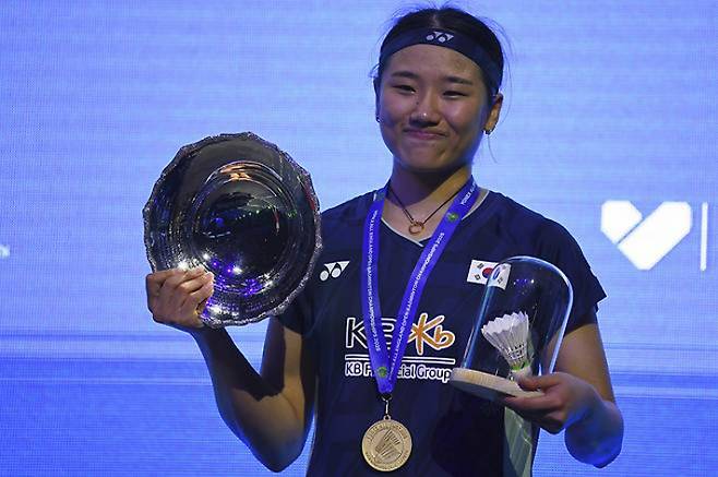 안세영이 17일(한국 시각) 전영 오픈에서 우승한 뒤 트로피를 들고 기념 촬영하고 있다. 연합뉴스
