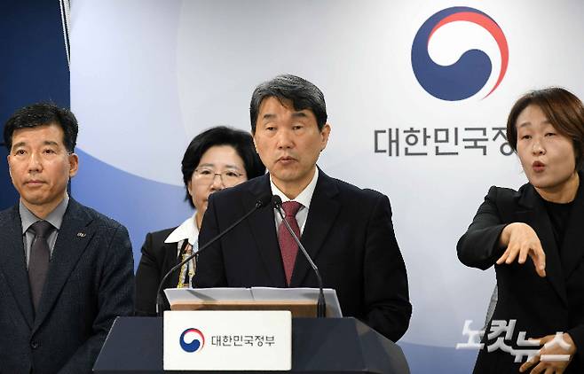 이주호 사회부총리 겸 교육부 장관이 지난 7일 서울 종로구 정부서울청사에서 의과대학 학생 복귀 및 교육 정상화 관련 브리핑을 하는 모습. 박종민 기자