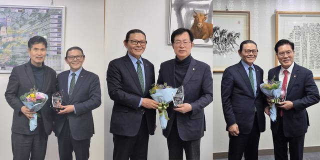 문정진 한국토종닭협회장이 이원택 더불어민주당 의원(전북 군산·김제·부안을, 맨왼쪽 사진의 왼쪽), 국민의힘 이만희(경북 영천·청도, 가운데 사진의 오른쪽), 송석준(경기 이천, 맨 오른쪽 사진의 오른쪽) 의원에게 감사패를 각각 전달하고 있다. 토종닭협회