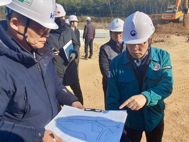 ▲새만금개발청은 올해 7월 시범운영을 앞두고 조홍남 차장이 현장을 방문해 주요 시설물의 추진 현황 점검과 함께 공사 관계자들을 격려하고 안전사고 예방에도 철저히 할 것을 당부했다. ⓒ새만금개발청