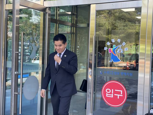 ▲지난해 10월 수원지법 평택지원에서 열린 공직선거법 위반 첫 공판에 참석한 이병진 더불어민주당 국회의원. ⓒ프레시안(김재구)