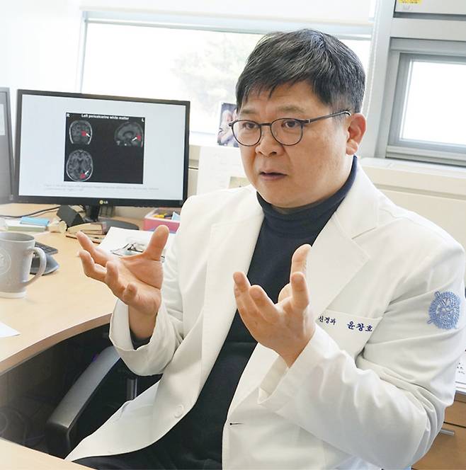 윤창호 분당서울대병원 신경과 교수는 “불면증 환자는 잠이 들기 위해 너무 많은 노력을 기울이는데 이런 집착에 가까운 ‘짝사랑’ 같은 행동은 잠을 더 멀어지게 만든다”며 “잠이 안 들면 포기하고 밖으로 나와 독서나 음악감상 등 마음 편안한 일들을 하는 등 수면에 대한 태도를 바꿔야 한다”고 인지행동치료의 중요성을 강조했다. 분당서울대병원 제공