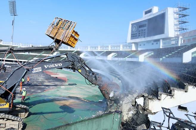 전북 전주시가 17일 중장비를 동원해 지난 60여년간 도심 중심부에 자리한 전주종합경기장의 마지막 시설인 주경기장 구조물을 철거하고 있다. 전주시 제공