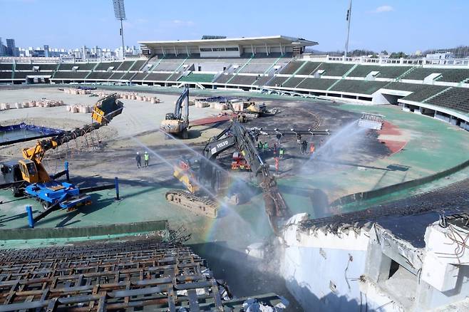 전북 전주시가 17일 중장비를 동원해 지난 60여 년간 도심 중심부에 자리한 전주종합경기장의 마지막 시설인 주경기장 구조물을 철거하고 있다. 전주시 제공