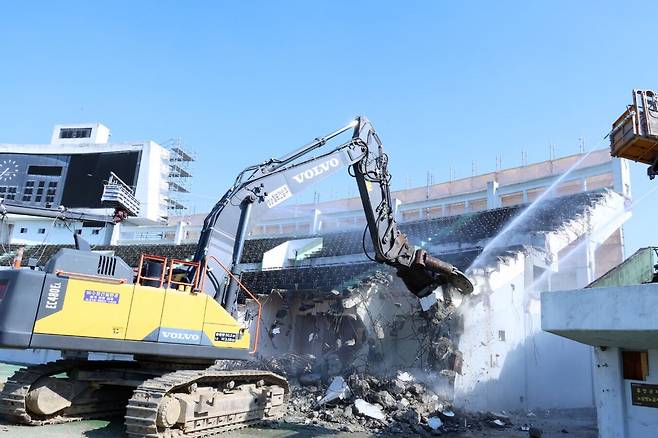 전북 전주시가 17일 중장비를 동원해 지난 60여 년간 도심 중심부에 자리한 전주종합경기장의 마지막 시설인 주경기장 구조물을 철거하고 있다. 전주시 제공