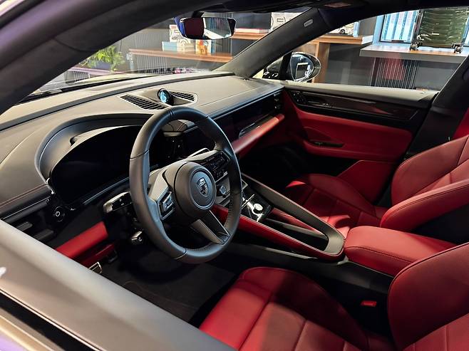 고급스러운 실내 인테리어는 감성적인 면에서 만족감을 준다.