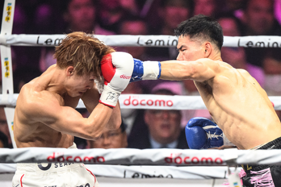 도전자 김예준(오른쪽)이 지난 1월 24일 일본 도쿄 아리아케 아레나에서 열린 프로복싱 슈퍼 밴텀급(55.3kg) 통합 타이틀전에서 챔피언 이노우에 나오야를 공격하고 있다. 도쿄 AFP 연합뉴스