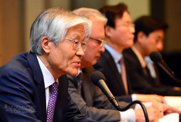 조갑제 - 15일 서울 중구 프레스센터에서 ‘국정원개혁은 국가정보력 강화로 가야한다’를 주제로 열린 애국단체총협의회와 대한민국애국시민연합 주최 제3차 애국포럼에서 조갑제(조갑제닷컴 대표)가 발언하고 있다. 2014.4.15 서울신문