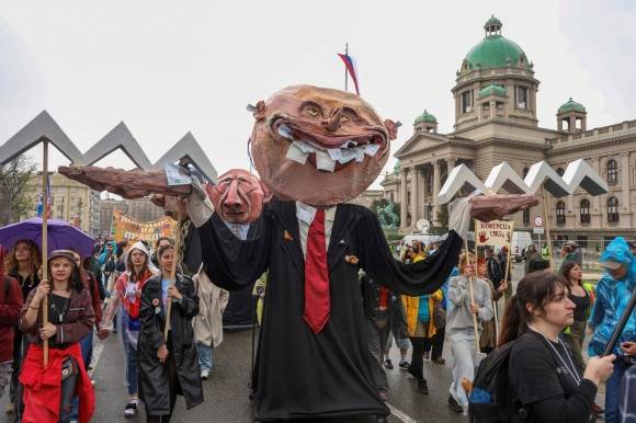 15일(현지시간) 세르비아 베오그라드 의회 건물 앞에서 부패 정부 해산과 대통령 퇴진을 요구하는 대규모 반정부 시위가 열리고 있다. 2025.3.15 베오그라드 로이터 연합뉴스