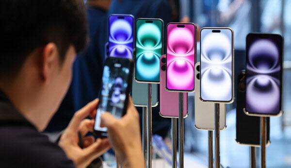 소비자가 서울의 애플스토어 매장에서 아이폰16을 사용해보고 있다. 뉴스1