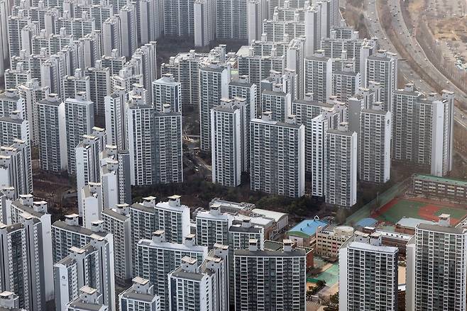 17일 부동산 플랫폼 직방에 따르면, 국토교통부 실거래가를 분석한 결과 지난달 서울의 전용면적 84㎡인 이른바 국민평형 아파트의 평균 거래가격은 14억3895만원으로 집계됐다. 사진은 지난 13일 송파구 아파트 단지의 모습 ⓒ연합뉴스